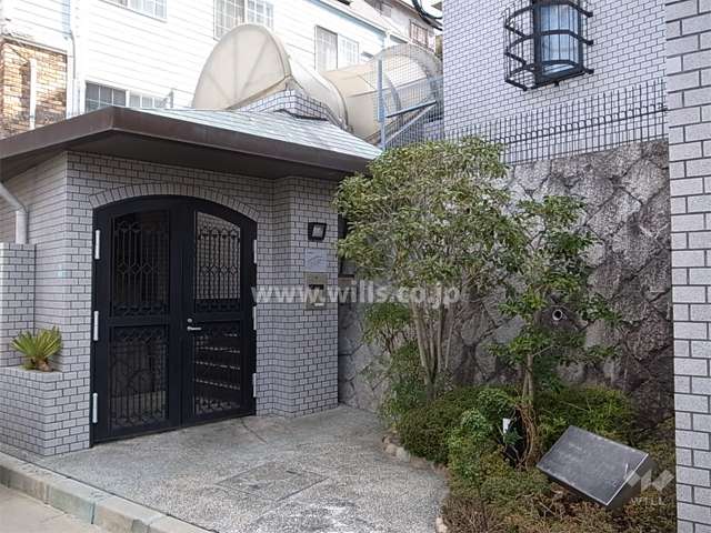 エントランスはオートロック付きです。