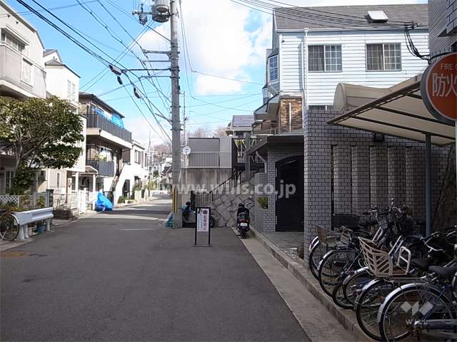 敷地の西側前面道路。周辺は静かな住宅地。