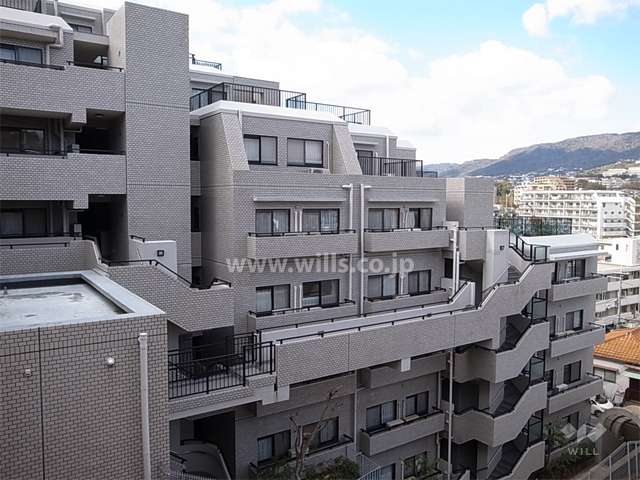 敷地は東西に長く、斜面地です。