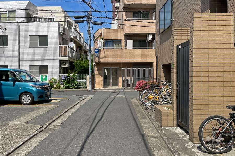 敷地北側の前面道路（西側から）