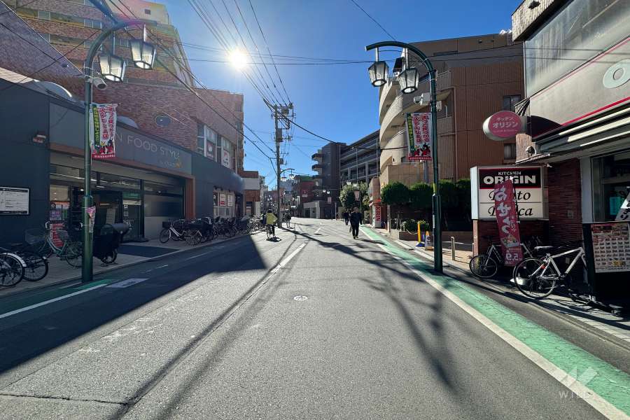 敷地西側の前面道路