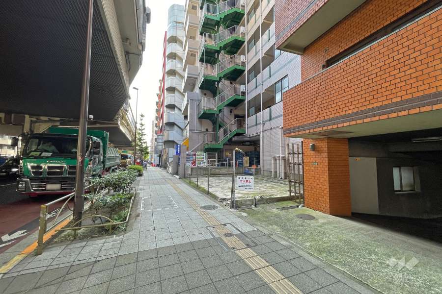 敷地北西側の前面道路（南西側から）