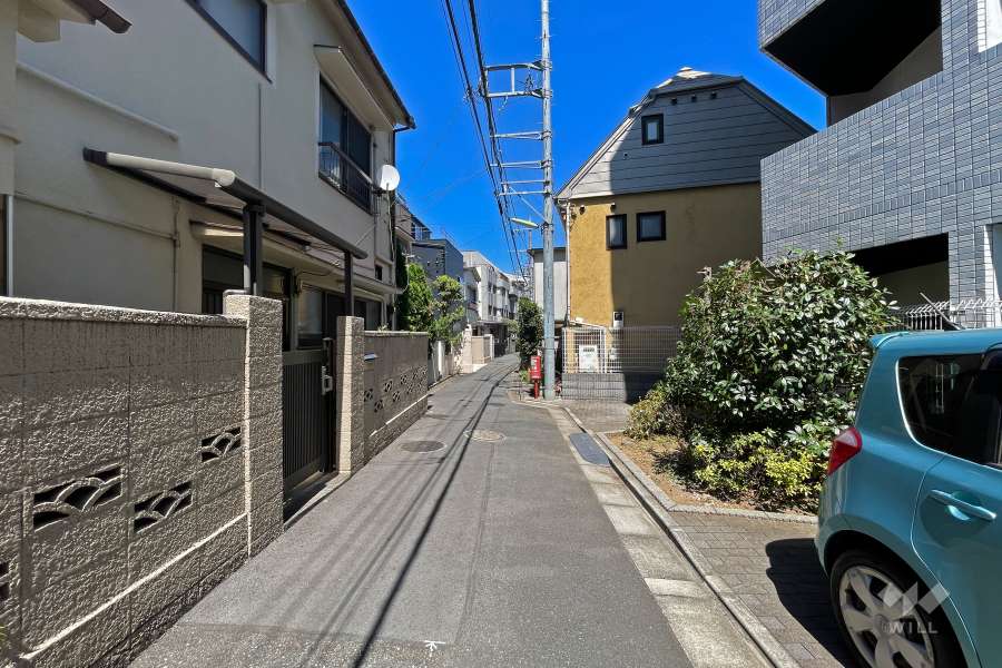 敷地北側の前面道路（西側から）