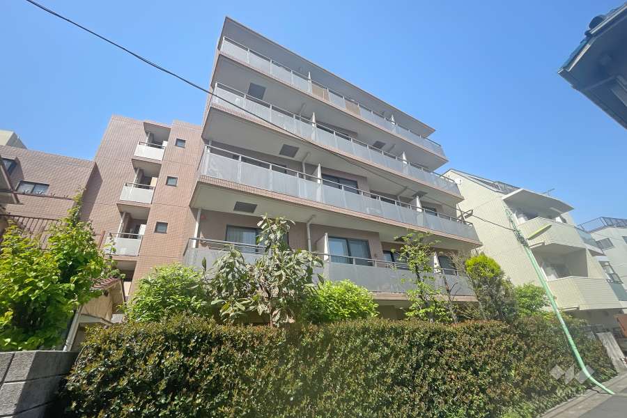 東急ドエルアルス三軒茶屋弐番館の外観（南西側から）