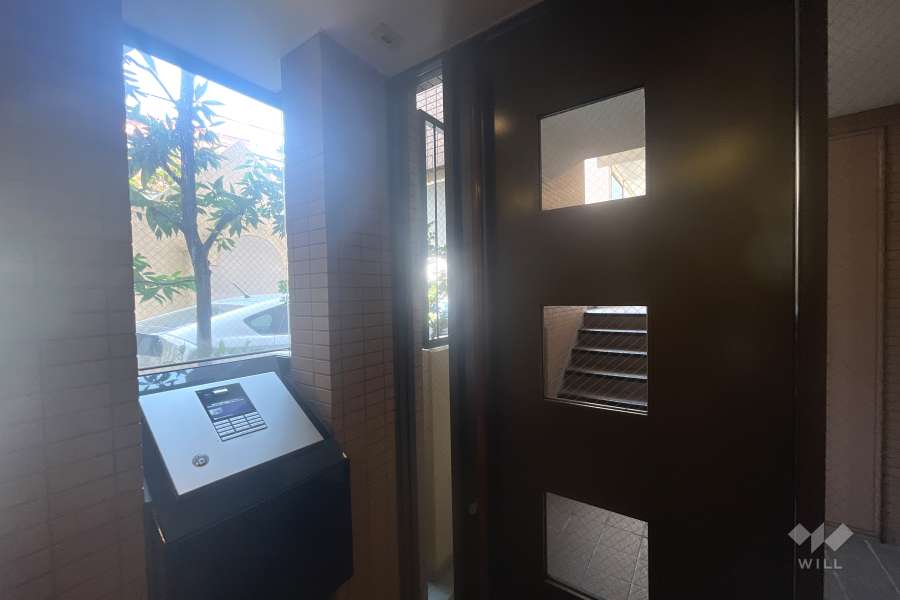 エントランスはオートロック付きです。