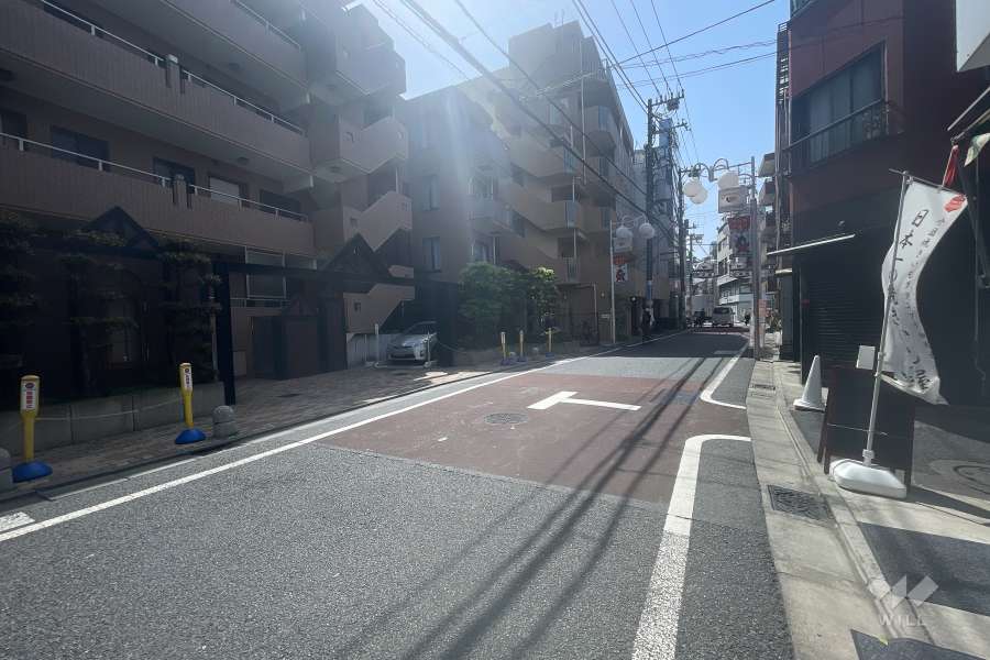 敷地北側の前面道路（東側から）