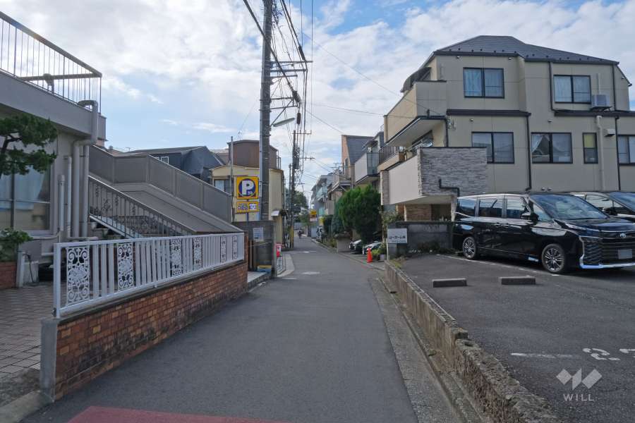 敷地北側の前面道路（東側から）