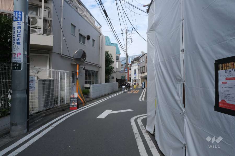 敷地東側の前面道路（南側から）