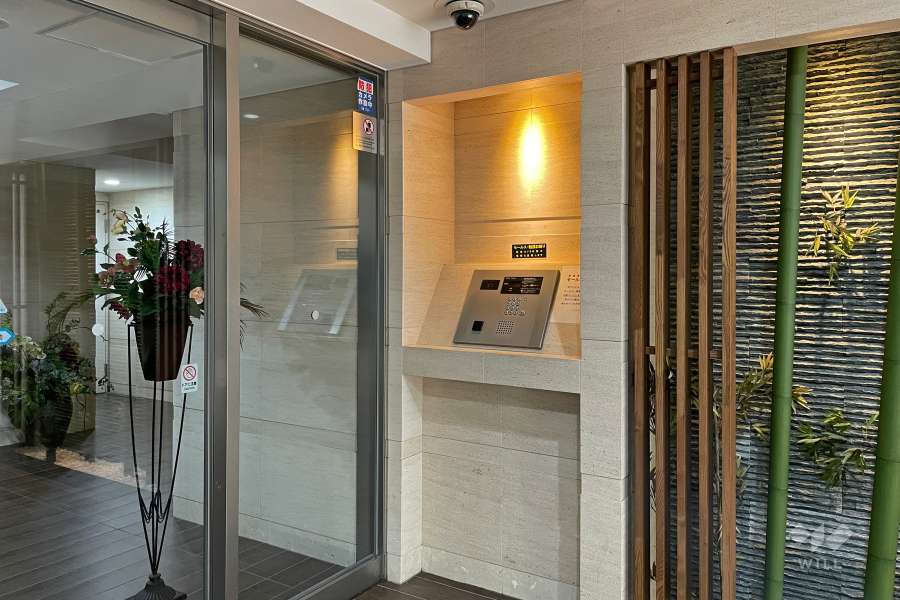 エントランスはオートロック付きです。