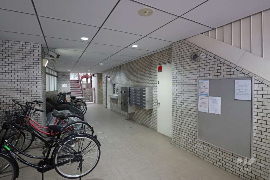 共用ポストと駐輪スペース