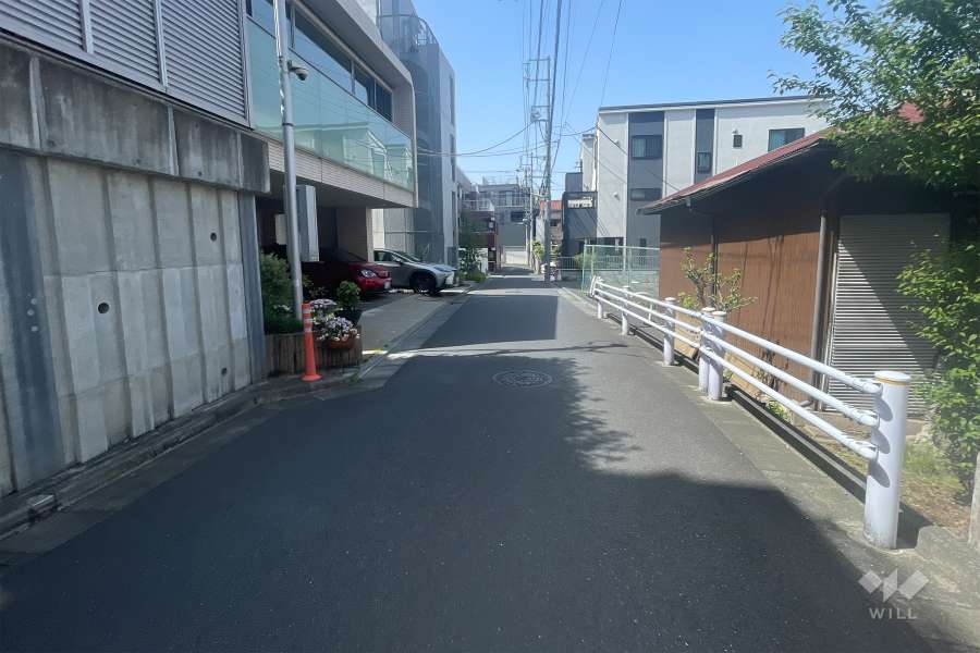 敷地北東側の前面道路