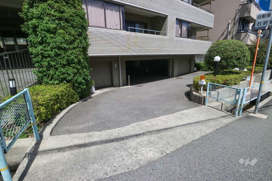 駐車場の出入り口（スロープ）