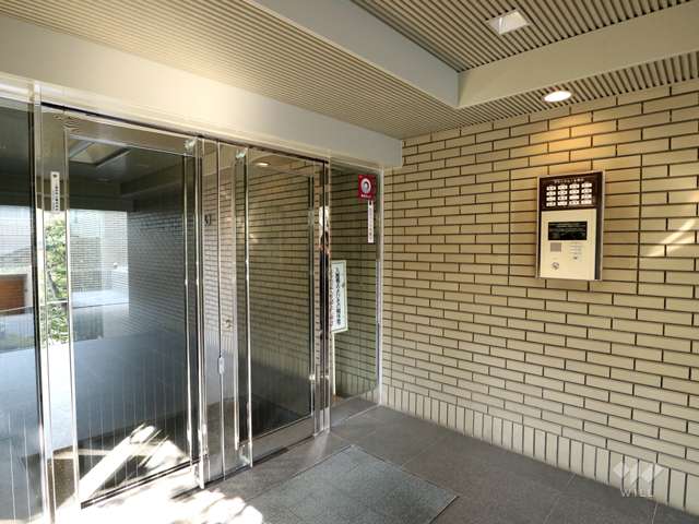 エントランスはオートロック付きです。