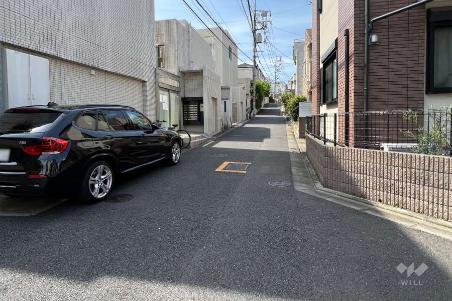 敷地の東側前面道路(南東側から)