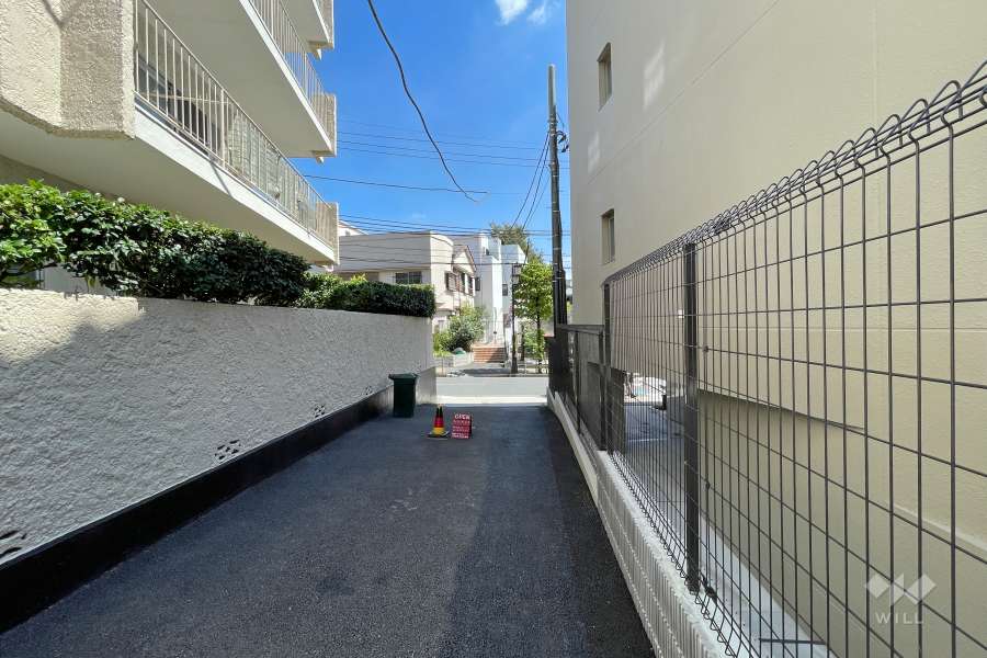 敷地南側の前面道路（西側から）