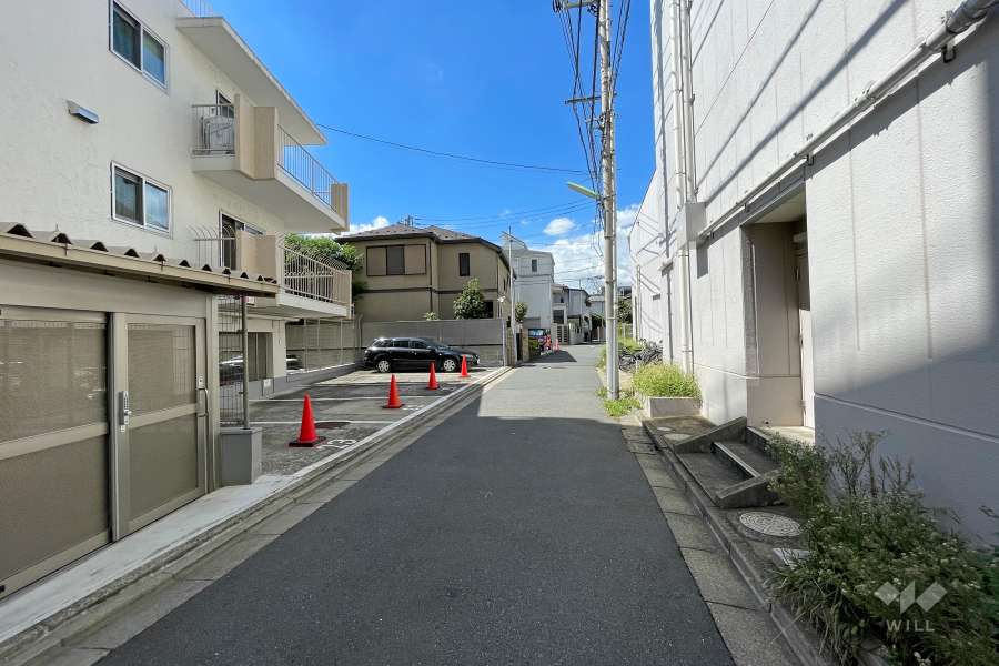 敷地北側の前面道路（東側から）