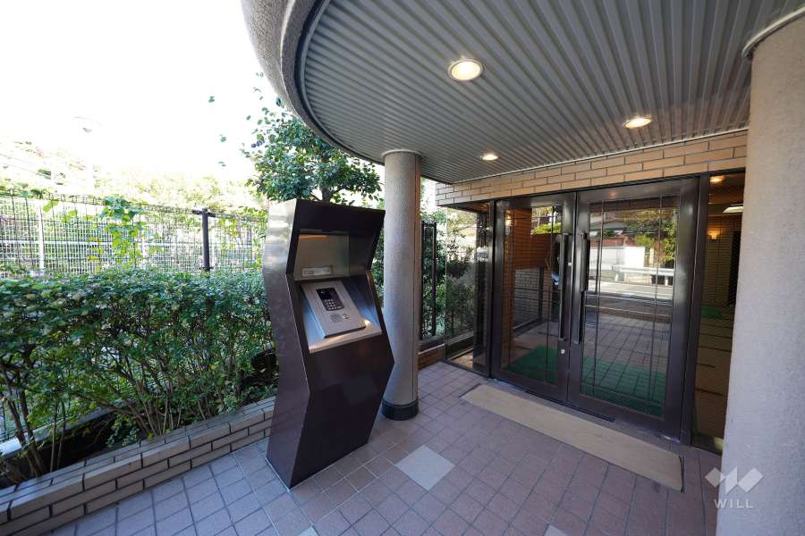エントランスはオートロックです。