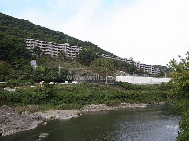 サーパス西宮塩瀬の全景（東側から）　敷地の東側には武庫川が流れています。