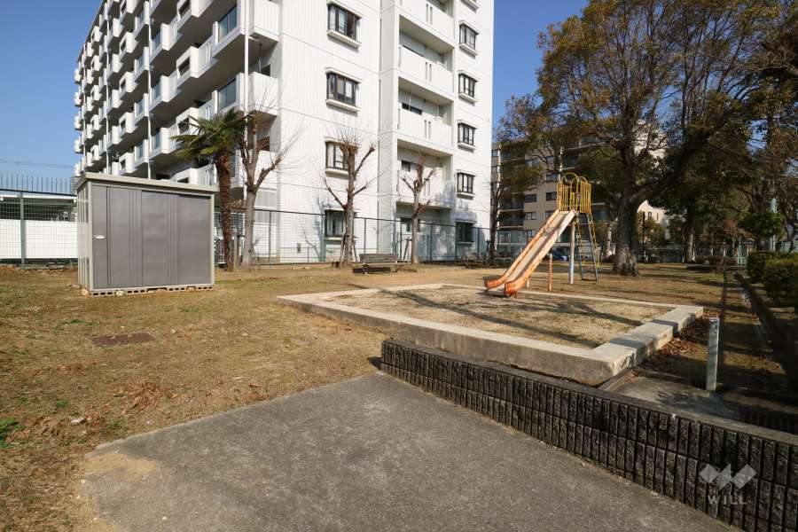 敷地に隣接して『逆瀬川1丁目第2公園』があります。