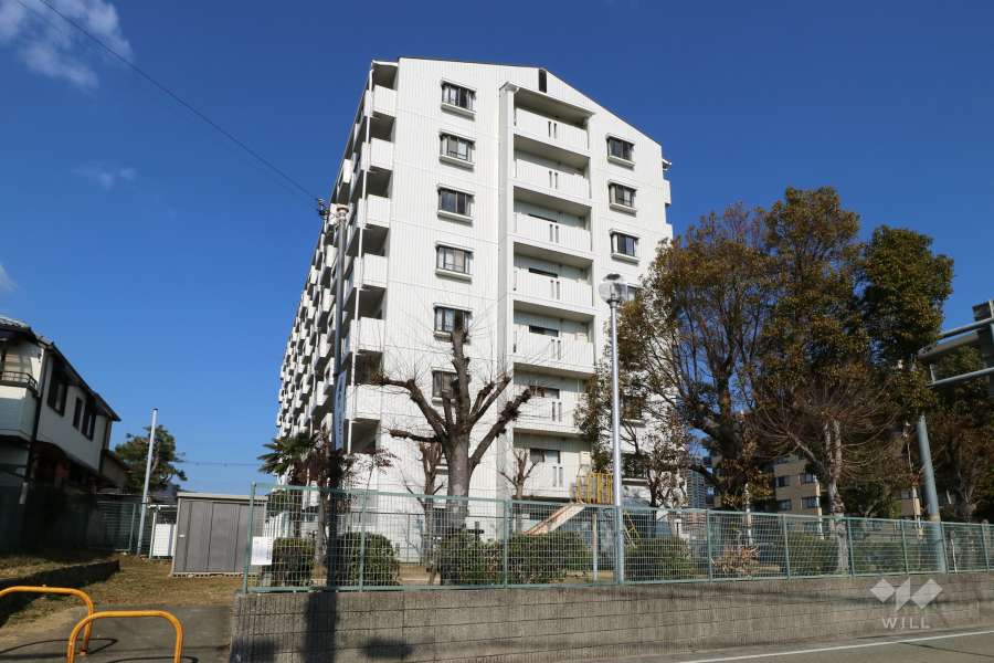 ロイヤルコート逆瀬川の外観（東側から）