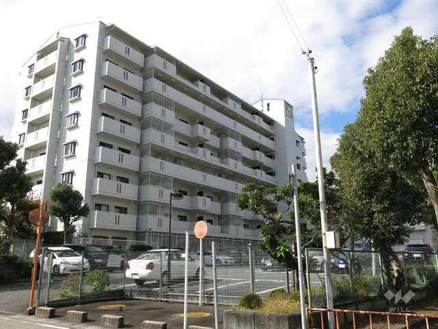 ロイヤルコート逆瀬川の外観（東側から）