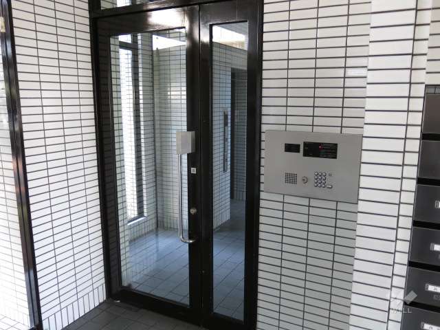 エントランスはオートロック付きです。