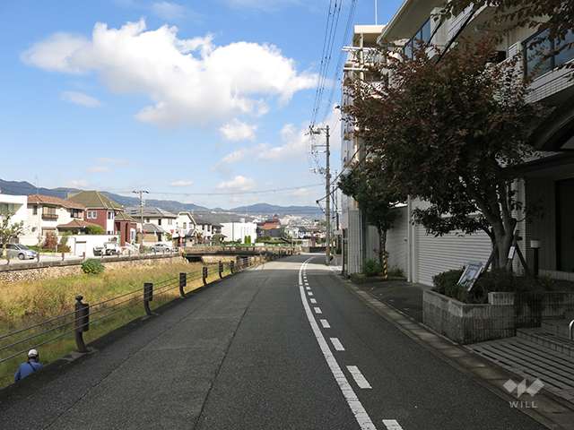 敷地西側の前面道路。道を挟んで逆瀬川が流れています。