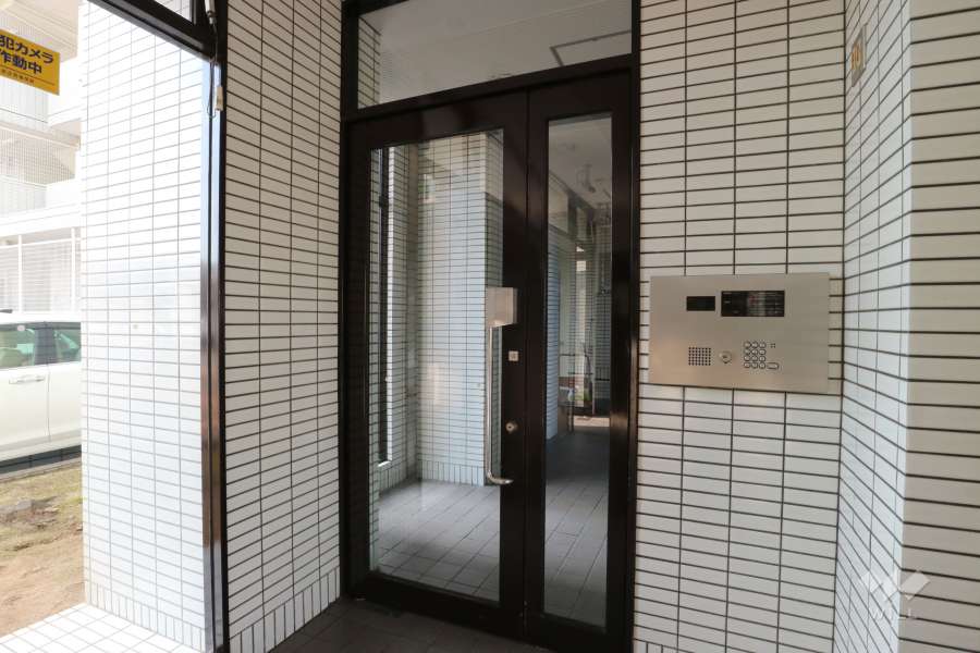 エントランスはオートロック付きです。