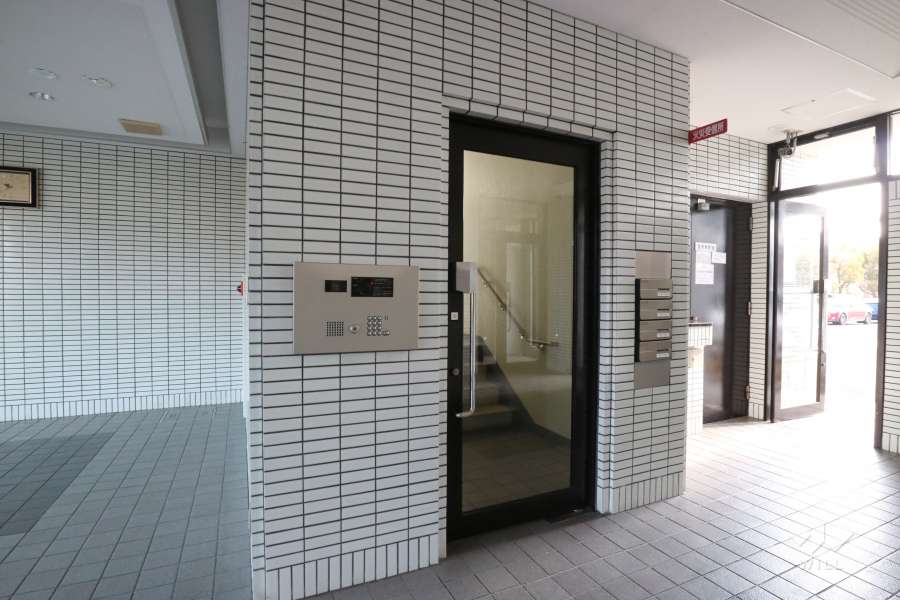 エントランスはオートロック付きです。