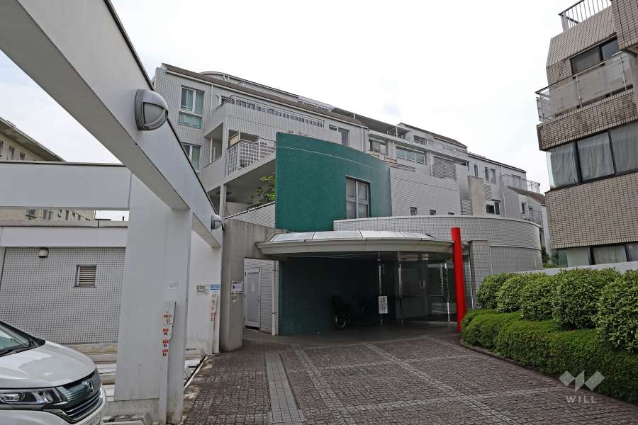 アクシルコート三軒茶屋の外観（東側から）