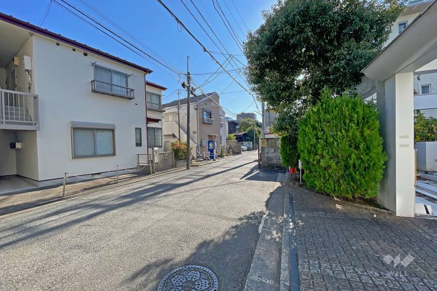 敷地東側の前面道路（北側から）