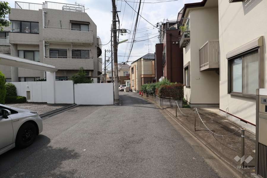 敷地東側の前面道路(南側から)