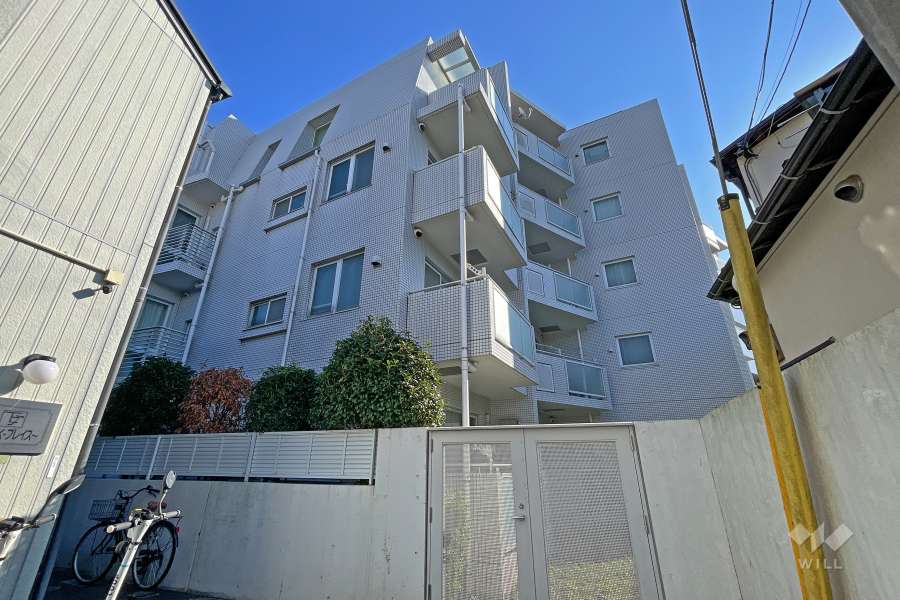 アクシルコート三軒茶屋の外観（西側から）