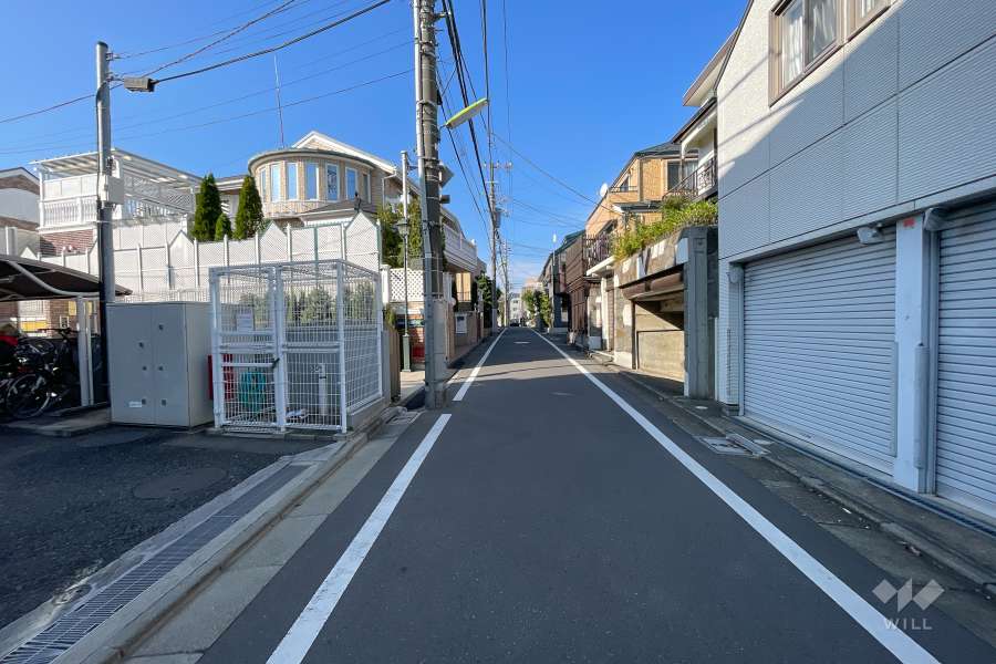 敷地東側の前面道路（南側から）