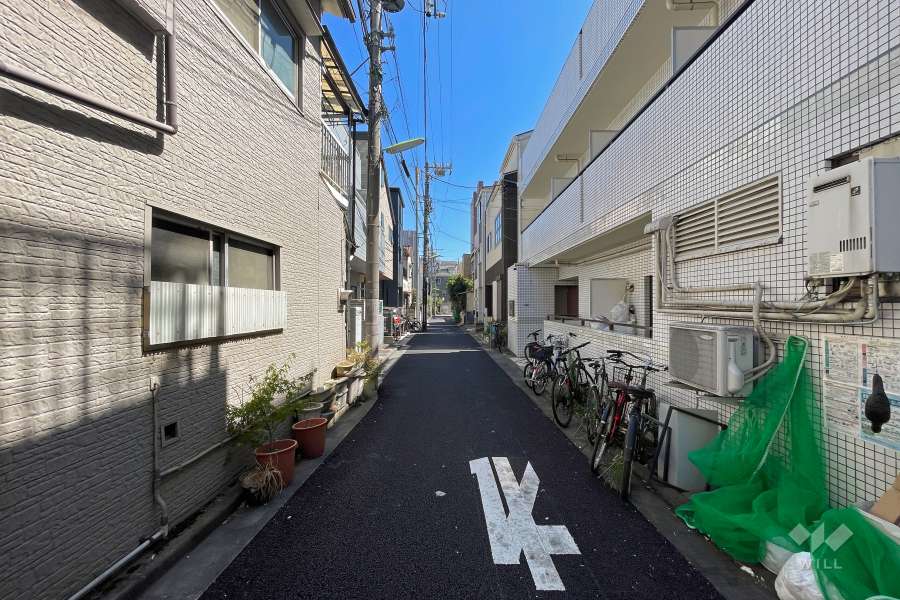 敷地東側の前面道路（北側から）