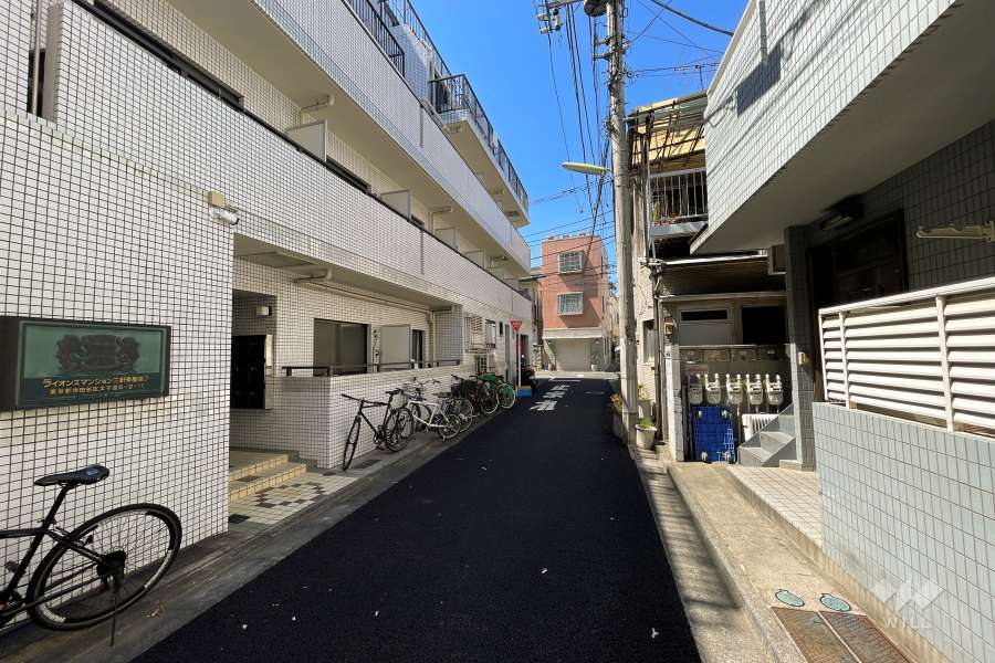 敷地東側の前面道路（南側から）