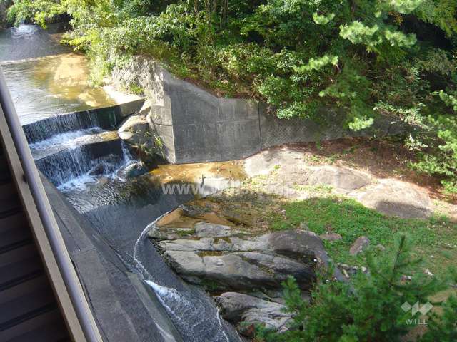 敷地北側には夙川が流れています。
