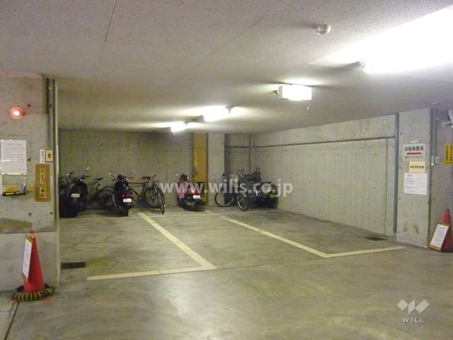 バイク置場と来客用駐車場