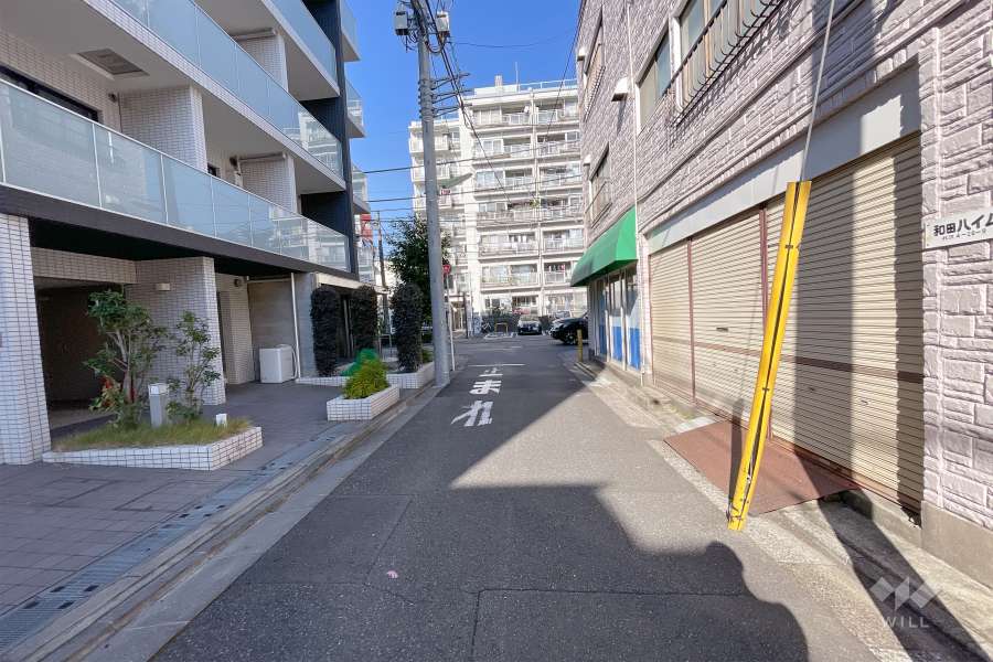 敷地東側の前面道路（南側から）