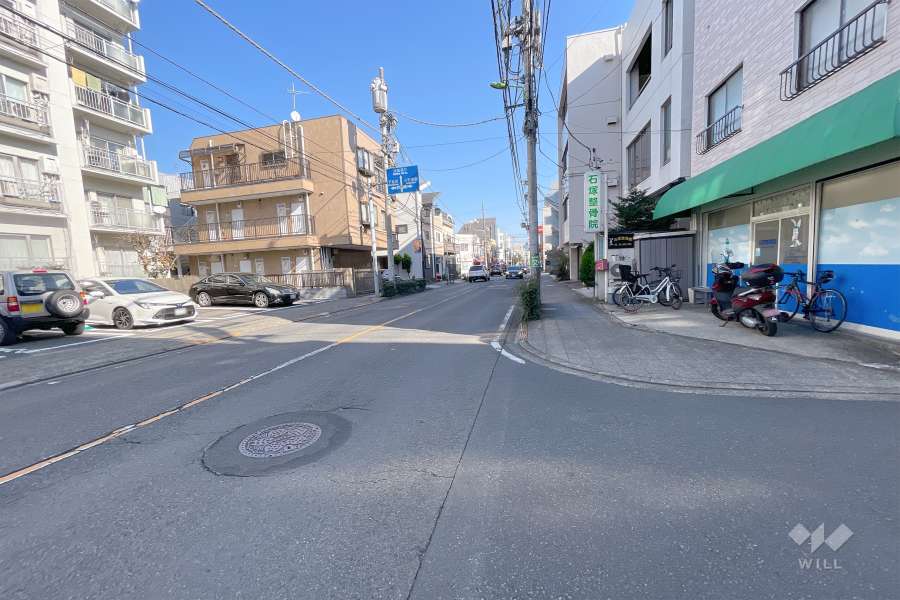 敷地北側の前面道路（西側から）