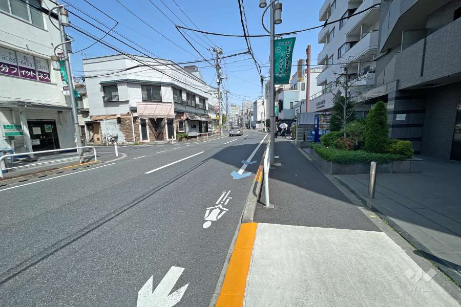 敷地北西側の前面道路（南西側から）