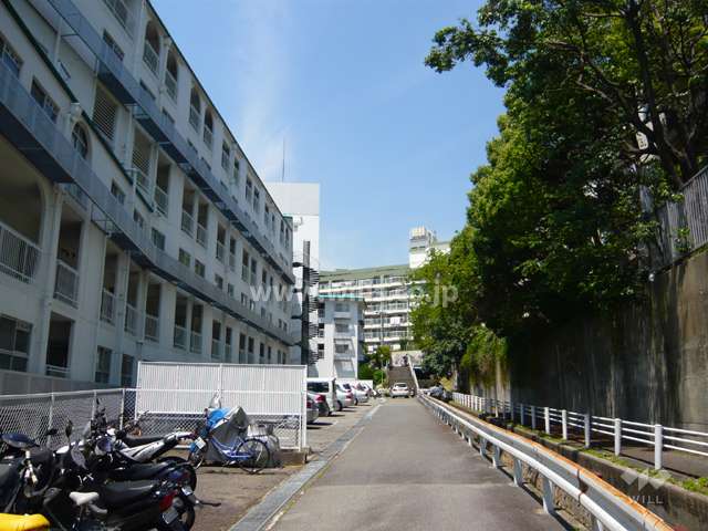 物件の裏手は車が通行できないため、静かです