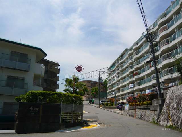 周辺はマンションが建ち並んでいます