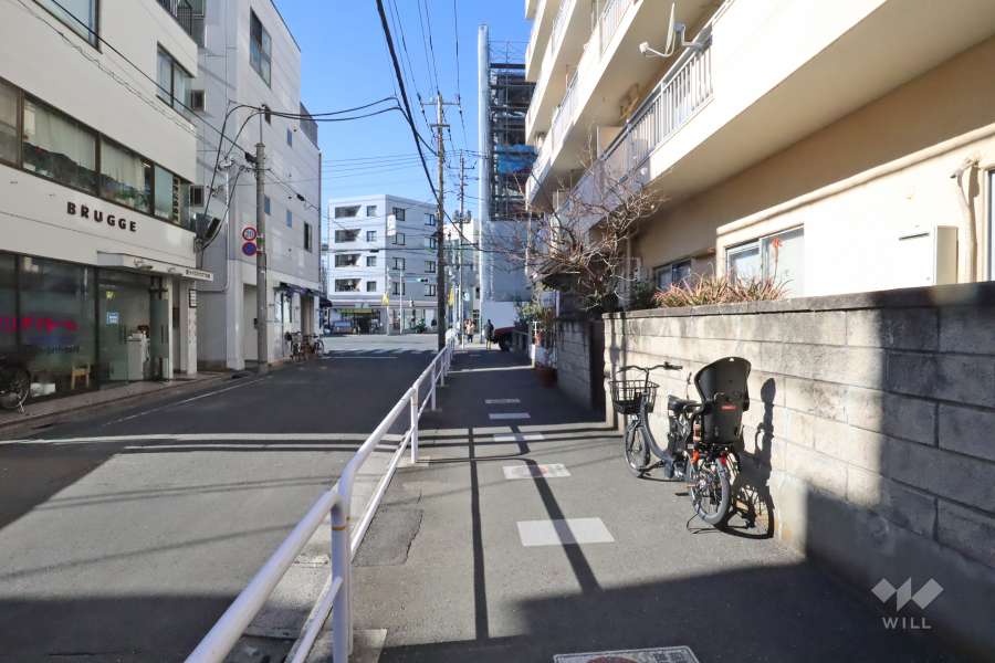 敷地南側の前面道路（東側から）