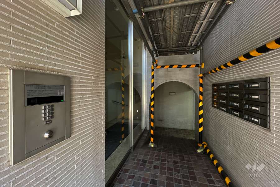 エントランスはオートロック付きです。