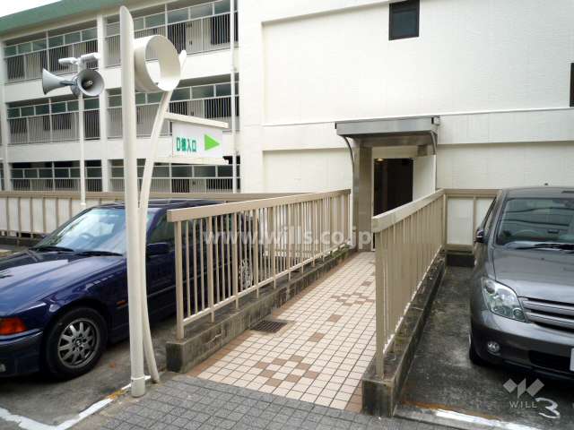 エントランスホール（管理人室と自動販売機があります）