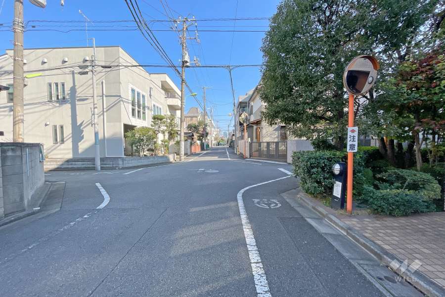 敷地北東側の前面道路