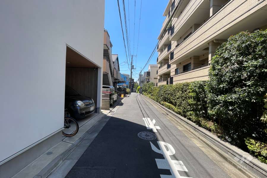 敷地南側の前面道路（東側から）