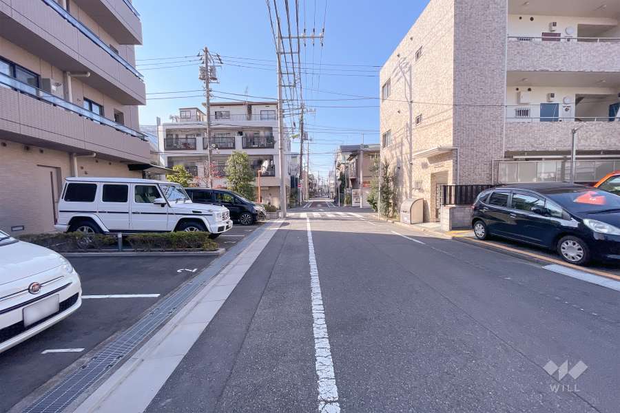 敷地北側の前面道路（東側から）