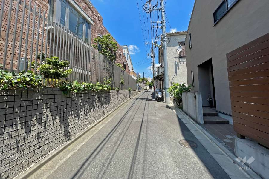 敷地の東側前面道路（南側から）
